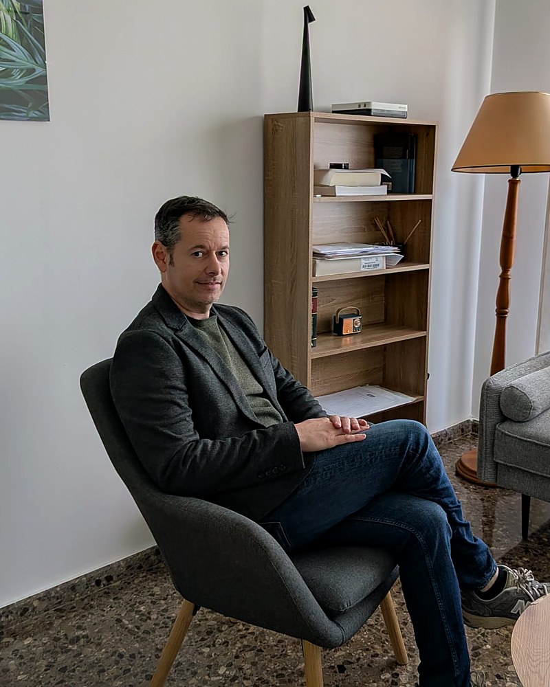 Miguel Martínez, psicólogo, en su consulta
